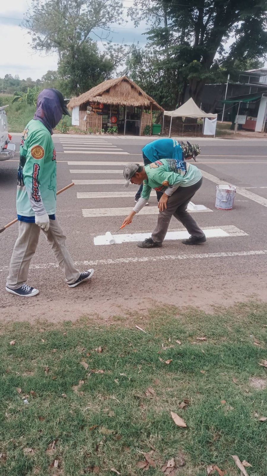 นายกเทศมนตรีตำบลนาเยีย มอบหมายให้ เจ้าหน้าที่กองช่าง เทศบาลตำบลนาเยีย  ดำเนินการทาสีทางม้าลายบริเวณหน้าโรงเรียนนาเยียศึกษา