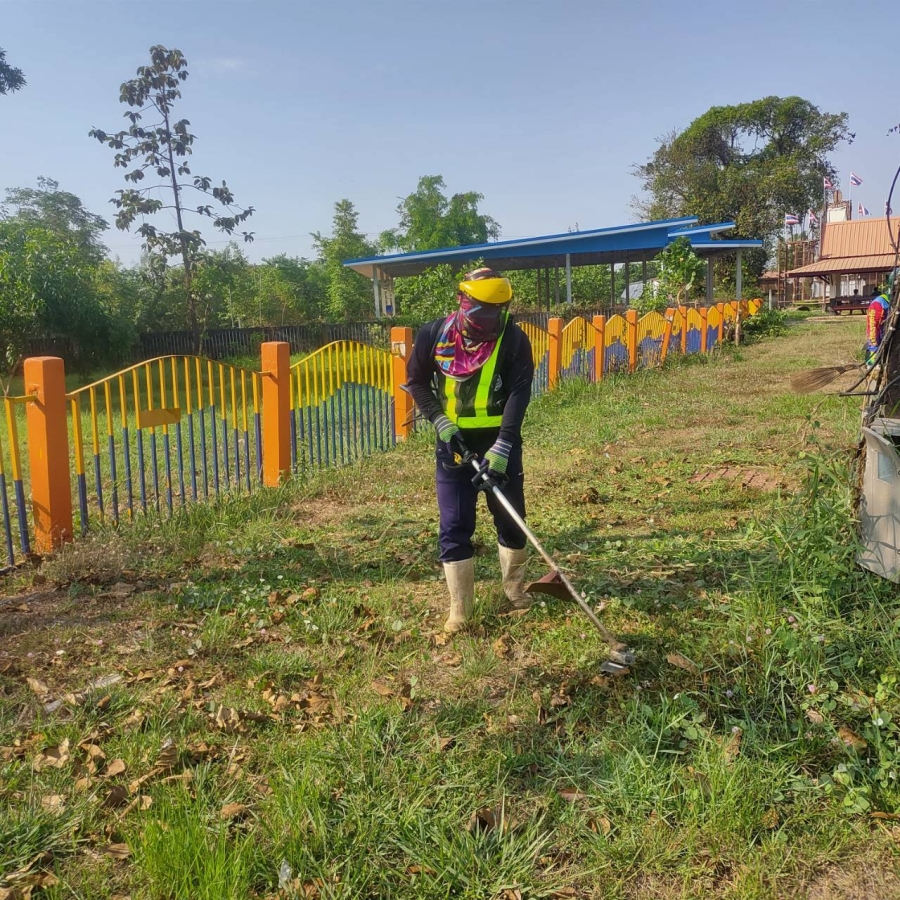 งานรักษาความสะอาด กองสาธารณสุขและสิ่งแวดล้อมลงพื้นที่ปฏิบัติงาน ตัดหญ้าและทำความสะอาดบริเวณไหล่ทางสองข้างทาง